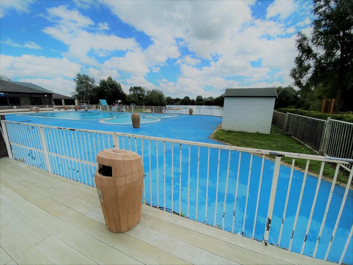 Lilly Pad Villa South Cerney Exterior photo